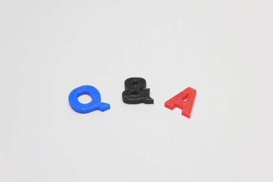 Q&Aマーク（3Dプリントされたカラフルな文字）
