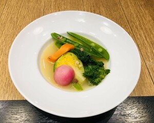 温野菜たっぷりのスープ　ベジタリアン　芽キャベツ　さやえんどう　ニンジン　ラディッシュ　菜の花