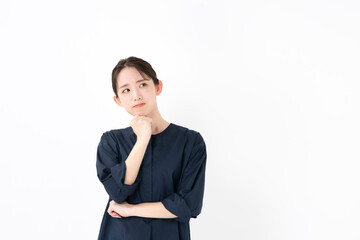 考える女性