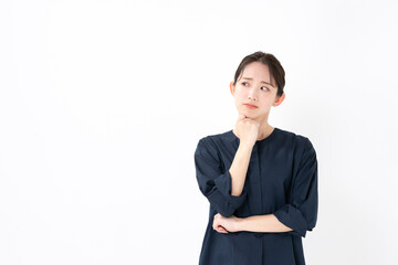 考える女性