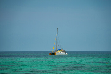 Obraz premium yacht is located in a beautiful tropical lagoon