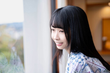 浴衣姿で微笑む女性