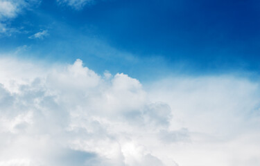 Obraz premium Beautiful Sunset Cloudscape. Blue sky and white clouds.