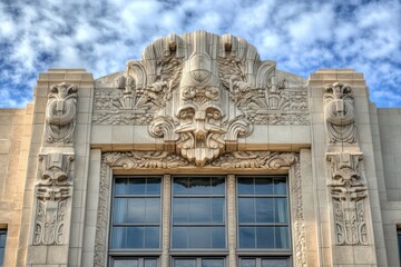 Obraz premium An ornate art deco building with decorative carvings, sculptural windows, and clean lines in stone