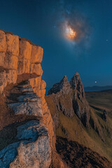 Obraz premium Milky way shining over the old man of storr at night in isle of skye, scotland