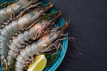 Raw big tiger ( king ) shrimps photography . Top view