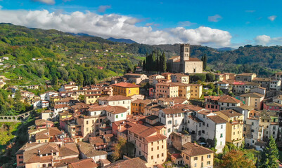 Obraz premium Aerial view of Barga, Garfagnana, showcasing the picturesque Italian village on a sunny day