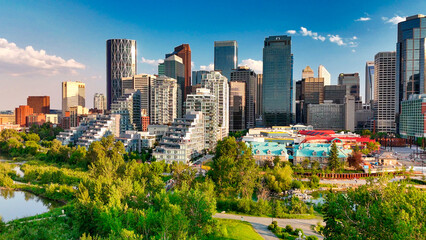 Obraz premium Calgary, Alberta - July 10, 2024: Aerial view of Calgary skyline on a beautiful summer sunset, Alberta - Canada