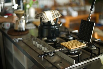 ワッフルをガスコンロで焼いているところ