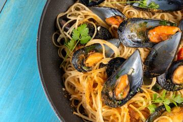 Spaghetti con cozze e bottarga di muggine, pasta italiana, ricetta mediterranea 