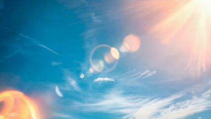眩い太陽を反射し 夏の青空に映り込むレンズフレアの光の効果、コピースペースあり