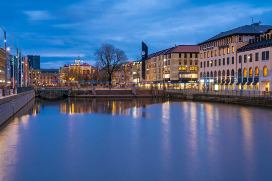 Sweden, Gothenburg, city center with Brunnsparken, John Scott?s Palace and Arkaden Galleria