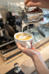 Barista macht einen Cappuccino