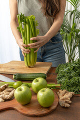 Obraz premium Healthy Lifestyle: Preparing Green Juice Ingredients