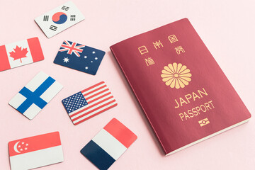 日本のパスポートと国旗　海外旅行　女子旅　ピンク背景