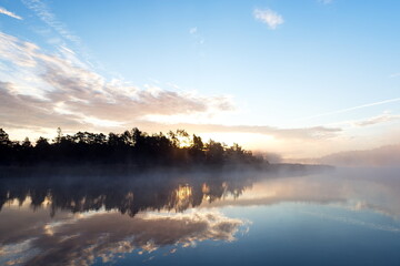 Sonnenuntergang im Herbst auf den Åland Inseln bei Gersholm