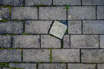 Grenzstein zwischen Pflastersteinen