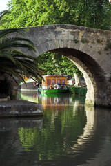 Fototapeta premium Péniche de tourisme, Canal du Midi, Patrimoine mondial UNESCO, Port et pont du Somail, Ginestas, 11, Aude, France