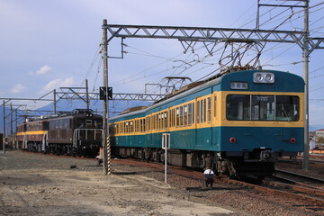 Fototapeta premium ノスタルジックな車両基地に入庫する三岐鉄道101系電車(旧西武401系)_2024/12/13撮影