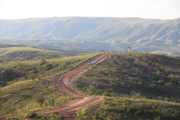 Fototapeta premium estrada entre montanhas e lavrados no extremo norte do Brasil em Uiramutã, Roraima