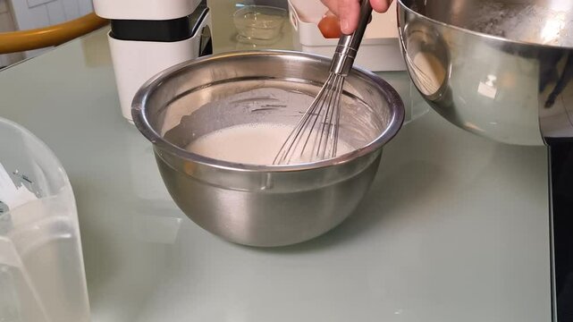Farine et lait battus au fouet pour la pr&eacute;paration des cr&egrave;pes 