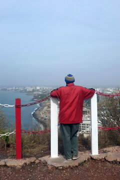Un homme observe le panorama sur le quartier des Almadies &agrave; partir du phare des Mamelles &agrave; Dakar au S&eacute;n&eacute;gal en Afrique