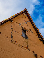 Gebäudeschäden an einem historischen Fachwerkhaus