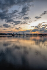 朝焼けの千波湖のリフレクション

