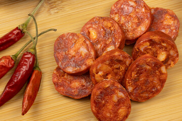 chorizo tranché, en gros plan, sur une planche à découper