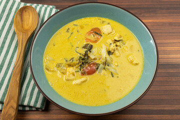 soupe kao soi (lait de coco, nouilles au riz et poulet)