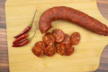 chorizo tranché, en gros plan, sur une planche à découper