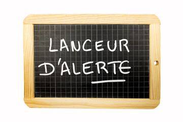 les mors lanceur d'alerte écrit en français sur une ardoise © ALF photo