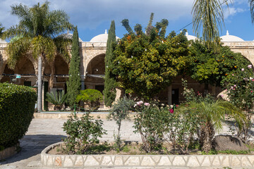 Obraz premium Akko, Israel - January 23, 2025, Courtyard of Al-Jazeera Mosque with orange and lemon trees.