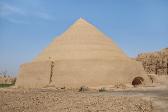 Ancient cistern for storing drinking water, so called Ab Anbar, in Jalali Castle in Kashan, Iran. Structure helped townspeople survive behind walls of fortress during frequent raids of Seljuks