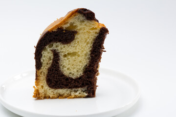 Rebanada de rosco de bizcocho marmolado