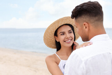 Obraz premium Lovely couple spending time together on beach