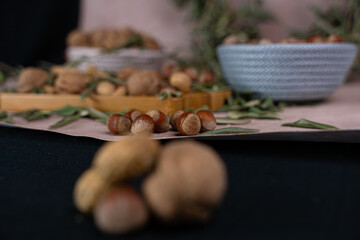 It consists of delicious nuts such as hazelnuts, peanuts and walnuts.
