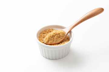 ココットに盛られた甜菜糖とスプーン