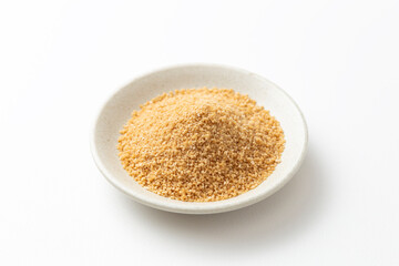 小皿に盛られた甜菜糖