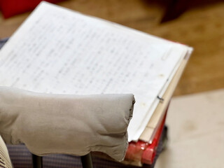 椅子の上に置かれた手書きの原稿