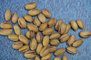 It consists of delicious nuts such as hazelnuts, peanuts and walnuts.