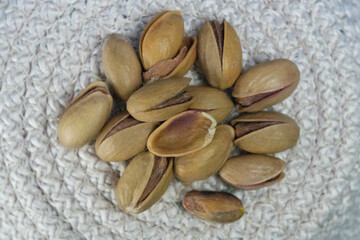 It consists of delicious nuts such as hazelnuts, peanuts and walnuts.