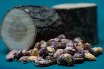 It consists of delicious nuts such as hazelnuts, peanuts and walnuts.