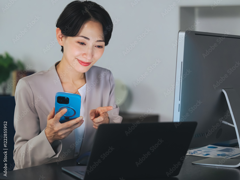 Leinwandbilder スマホ、スマートフォン、女性、オフィス、ノートパソコン、PC、DX、デジタルトランスフォーメーション、アプリ、SNS、チェック、共有、クラウド、AI、ERP、システム、確認、web、デザイナー、編集者、エンジニア、開発、コーディング、サイト、オンライン、インターネット、ビジネス、キャリアウーマン、ビジネスウーマン、スーツ、シリアス、笑顔、ニュース、ローンチ、記事、2段階認証、2FA、ネットバンキン