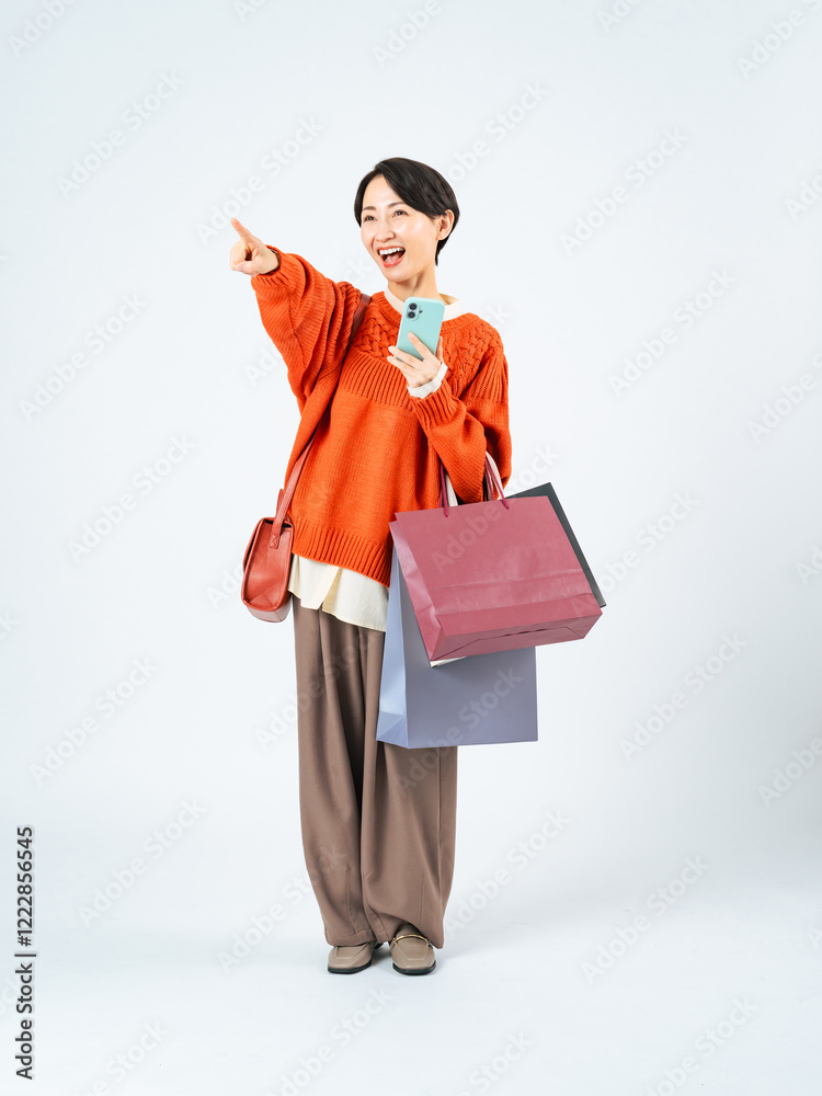 Poster 観光、旅行、スマホ、女性、全身、ショッピング、買い物、セール、アウトレット、発見、指さす、観光客、笑顔、お土産、観光地、ミドルエイジ、30代、40代、主婦、ママ、探す、店舗、バッグ、お得、爆買い、紙袋、口コミ、クチコミ、レビュー、楽しい、嬉しい、歩行者、モバイル、DX、検索、オンライン、web、インターネット、SNS、スマートフォン、携帯電話、ゴール、目標、スタート、到着、サイト、日本人、切り抜き