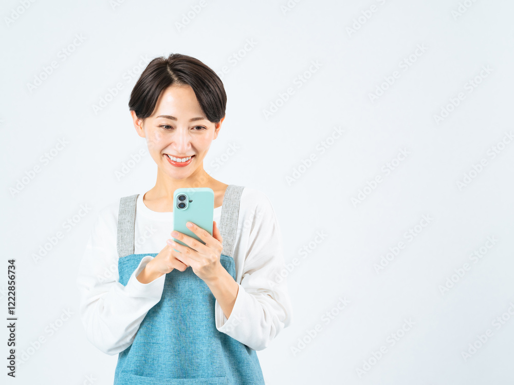 Poster スマホ、アプリ、SNS、女性、ミドル、エプロン、主婦、保育士、ママ、笑顔、情報、スマートフォン、メール、予約、見守り、料理、レシピ、オンライン、web、インターネット、検索、ポイント、キャンペーン、クーポン、嬉しい、喜ぶ、お得、コピースペース、広告、ミドルエイジ、30代、40代、介護士、家事代行、アルバイト、求人、サイト、チャンス、動画、TikTok、ショートムービー、撮影、インフルエンサー、カフ
