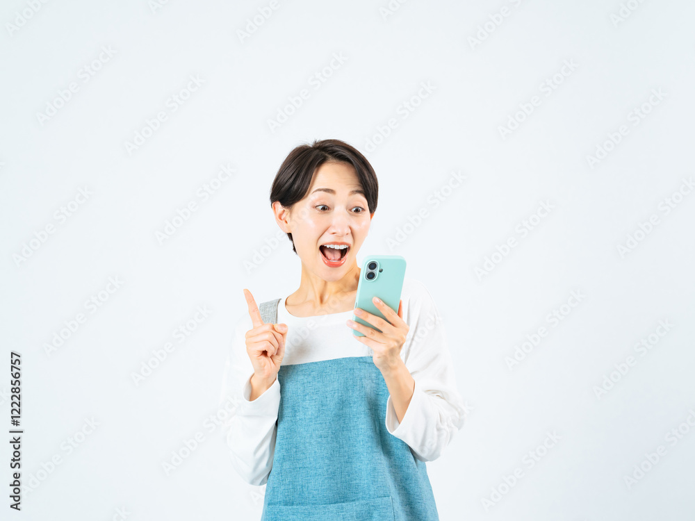 Aufkleber スマホ、女性、びっくり、驚く、笑顔、アプリ、キャンペーン、クーポン、チャンス、SNS、メール、サプライズ、動画、コピースペース、広告、ラッキー、プレゼント、ポイント、セール、ミドルエイジ、ミドル、中高年、エプロン、主婦、保育士、ママ、検索、発見、合格、当選、日本人、求人、スキマバイト、スポットワーク、アルバイト、パート、家事代行、ソーシャルメディア、オンライン、web、インターネット、情報、飲食店