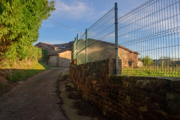 Valla de alambre en sendero de pueblo