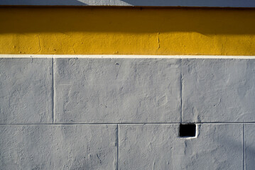 Pared de estuco con bloques pintados