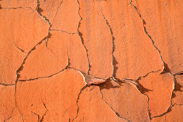 Pared agrietada y pelada de pintura naranja